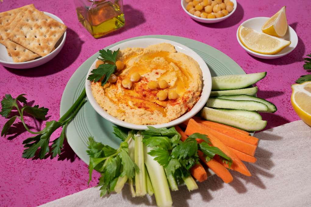 Hummus z warzywami i chlebem żytnim na zakwasie